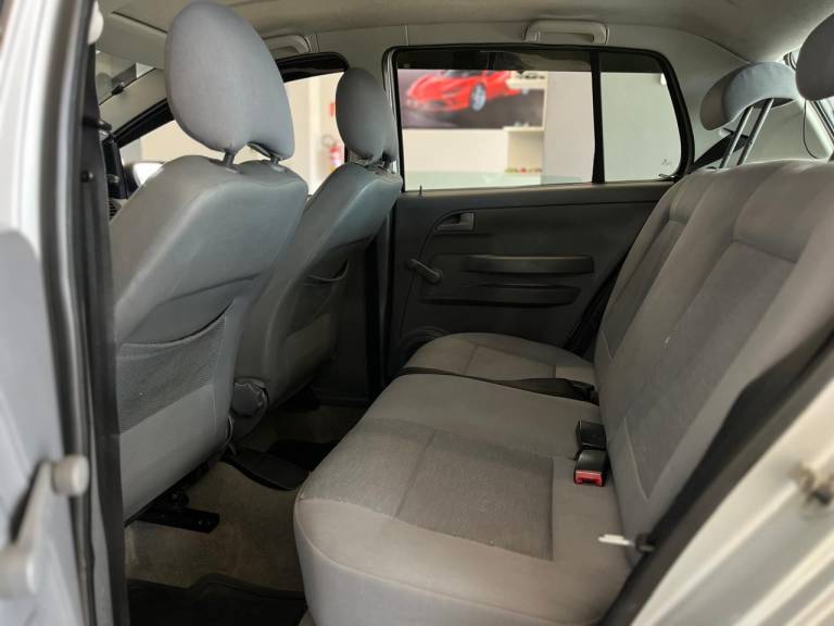 VOLKSWAGEN - FOX - 2010/2010 - Prata - R$ 36.900,00