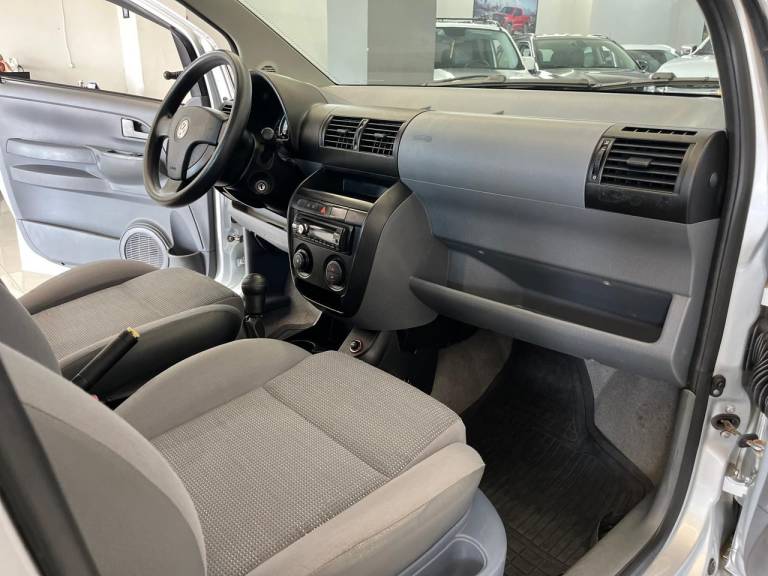 VOLKSWAGEN - FOX - 2010/2010 - Prata - R$ 36.900,00