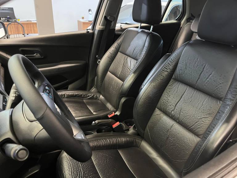 CHEVROLET - TRACKER - 2014/2014 - Prata - R$ 53.900,00