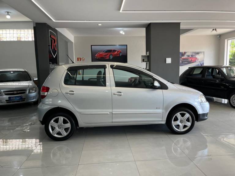 VOLKSWAGEN - FOX - 2010/2010 - Prata - R$ 36.900,00