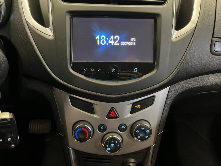 CHEVROLET - TRACKER - 2014/2014 - Prata - R$ 53.900,00