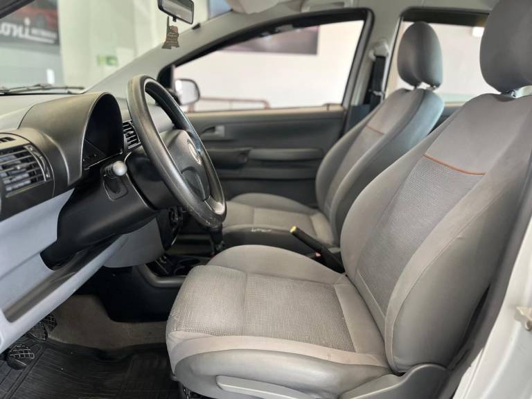 VOLKSWAGEN - FOX - 2010/2010 - Prata - R$ 36.900,00