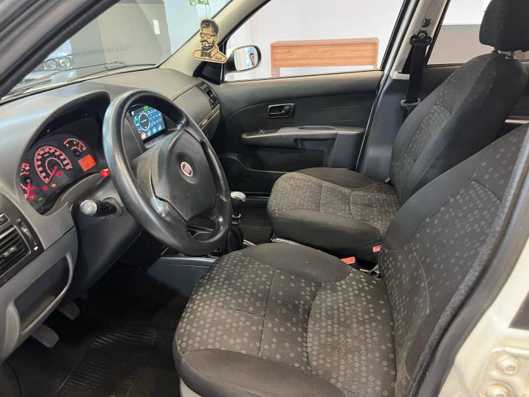 FIAT - SIENA - 2010/2011 - Branca - R$ 28.990,00